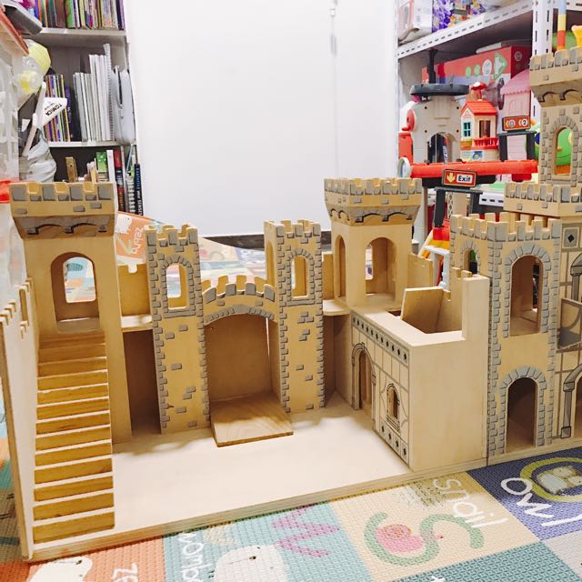 Melissa & doug deluxe deals folding medieval wooden castle