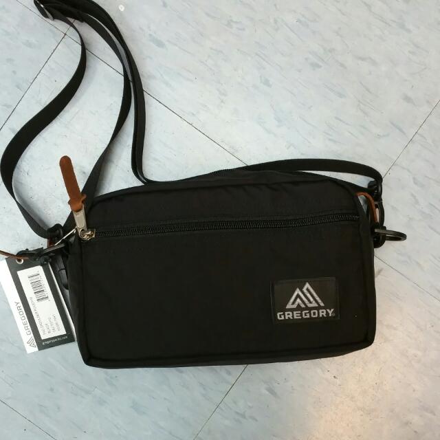 padded shoulder pouch
