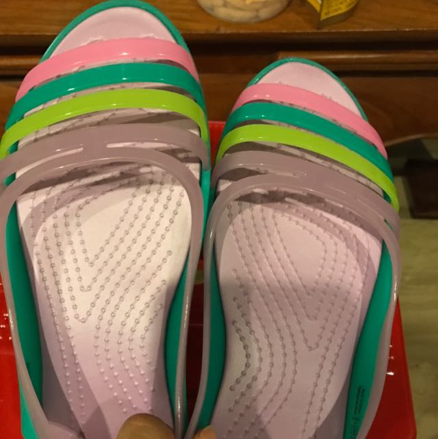 Crocs huarache shop flat jelly sandals