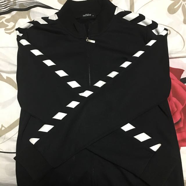 jacket (Category: Hoodies) located in Singapore. Submitted by slim1973 (Listing ID 81988288, Image 2). Description: .