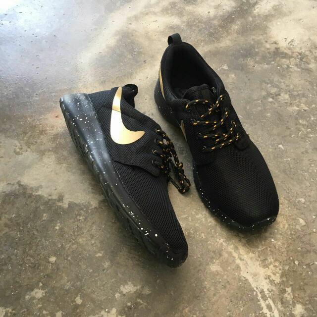 nike roshe black and gold