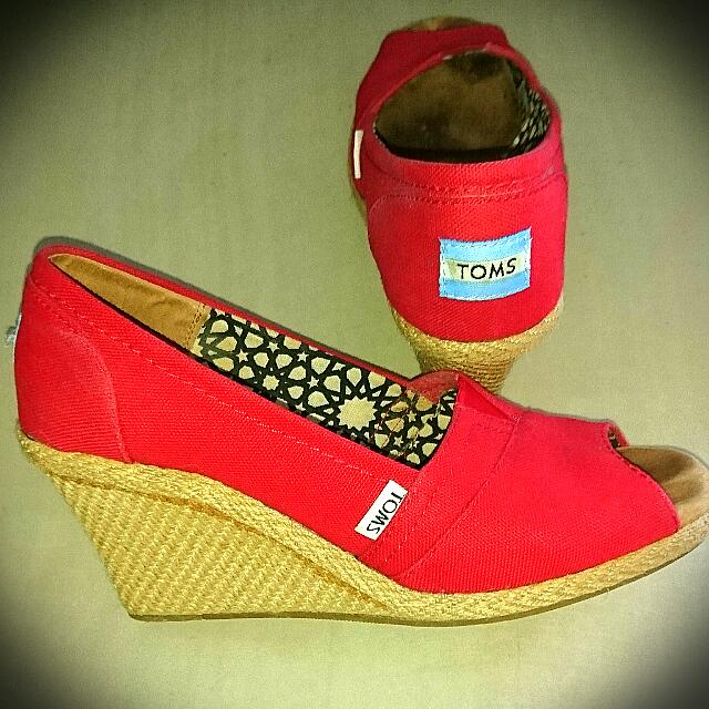 toms red wedges