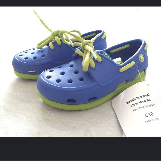Crocs with shoe clearance strings