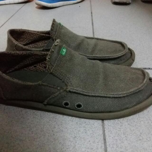 who sells sanuk shoes