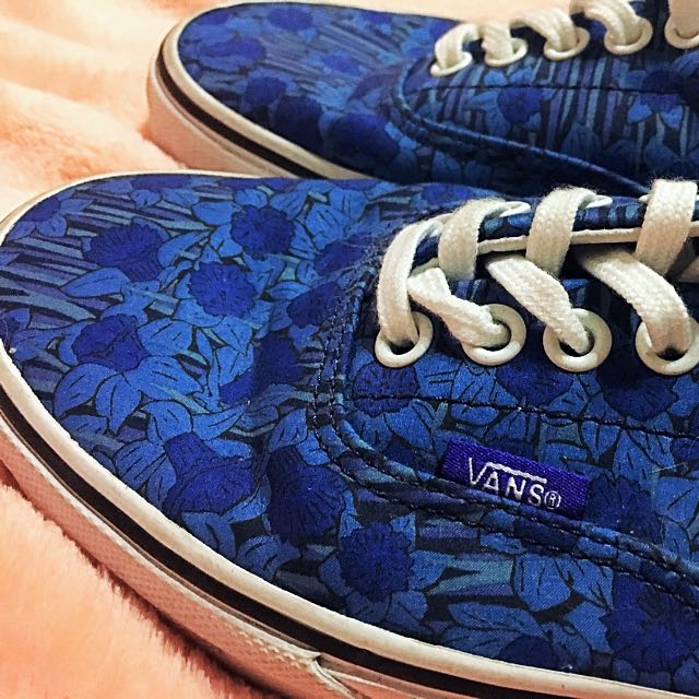 Blue flower vans top