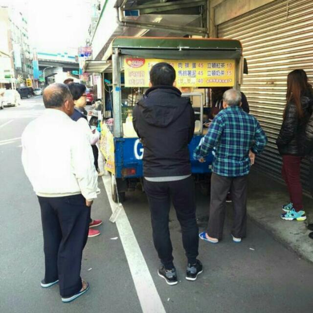 餐車早餐行動餐車頂讓車 器具 汽車 汽車出售在旋轉拍賣