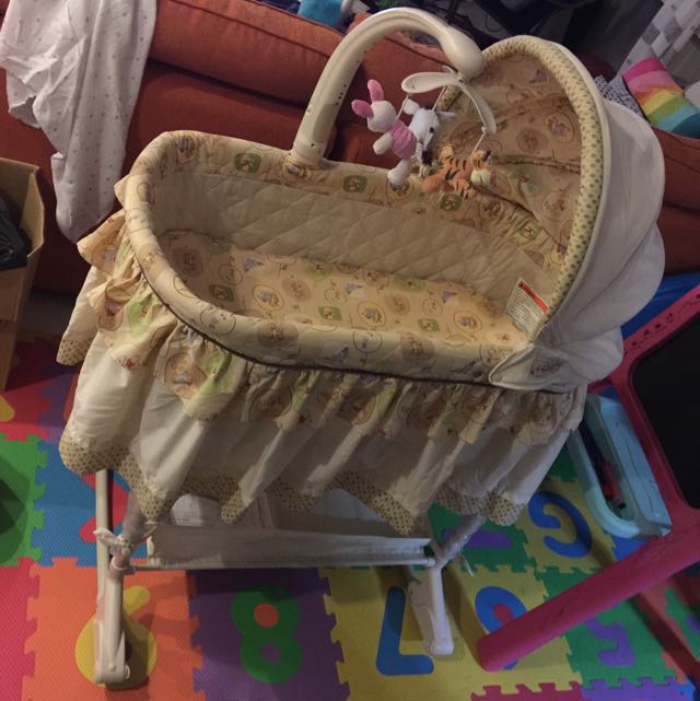 Delta winnie clearance the pooh bassinet