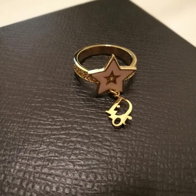 Dior ring （分類：飾物及配件）位於 Hong Kong。 由 handinhand123 提交（商品編號 82616381，圖片 1）。簡介： 九成新。