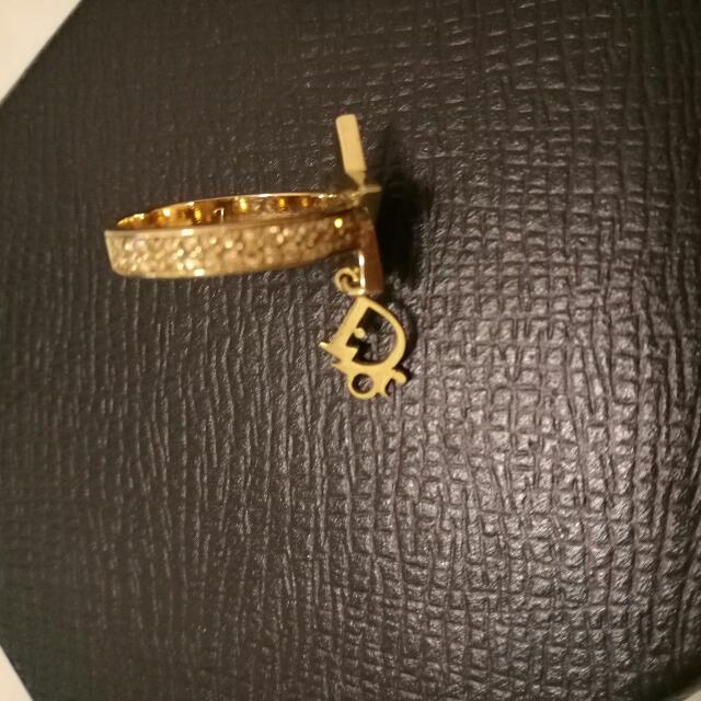 Dior ring （分類：飾物及配件）位於 Hong Kong。 由 handinhand123 提交（商品編號 82616381，圖片 2）。簡介： 九成新。