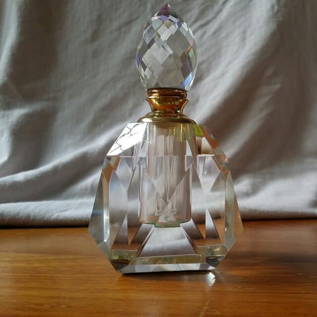 Crystal Perfume Bottle (Unused) (Category: Bags & Wallets) located in Singapore. Submitted by cafe_de_art (Listing ID 82827052, Image 1). Description: Unused. 10cm height. Perfume volume about 20ml. Clear crystal and thus will refract rainbow colour. Very beautiful as gift or personal enjoyment. Quantity only 1..