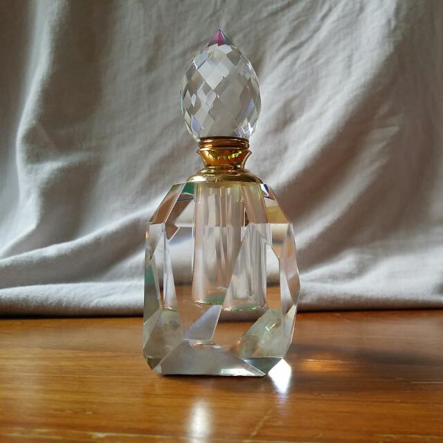 Crystal Perfume Bottle (Unused) (Category: Bags & Wallets) located in Singapore. Submitted by cafe_de_art (Listing ID 82827052, Image 2). Description: Unused. 10cm height. Perfume volume about 20ml. Clear crystal and thus will refract rainbow colour. Very beautiful as gift or personal enjoyment. Quantity only 1..