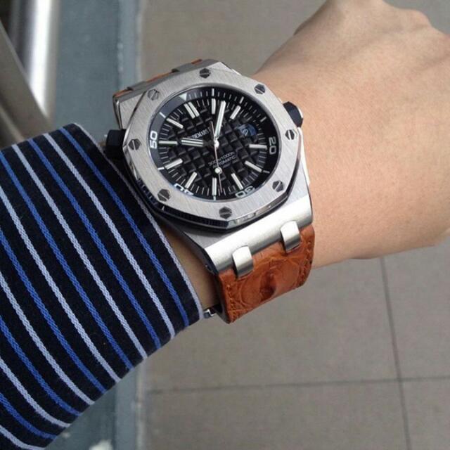 Ap watch store with leather band