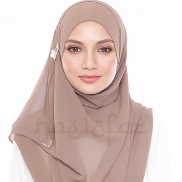 Naelofar Hijab Miss Elsa Women S Fashion Muslimah Fashion On Carousell