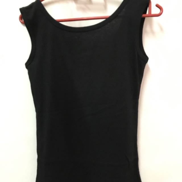 Singlet (Category: Sleeveless) located in Bandar Hilir. Submitted by yixin317 (Listing ID 83148237, Image 2). Description: Free size.