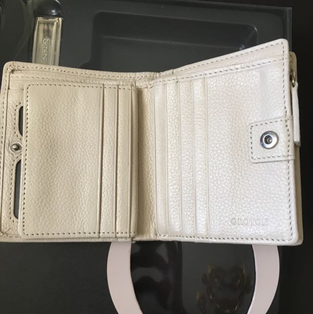 Oroton Wallet And Keychain Set (Category: Bags & Wallets) located in Perth. Submitted by petite.potato (Listing ID 83414534, Image 3). Description: .
