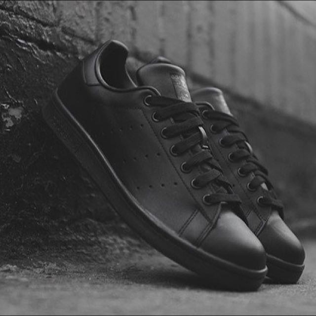 stan smith triple black