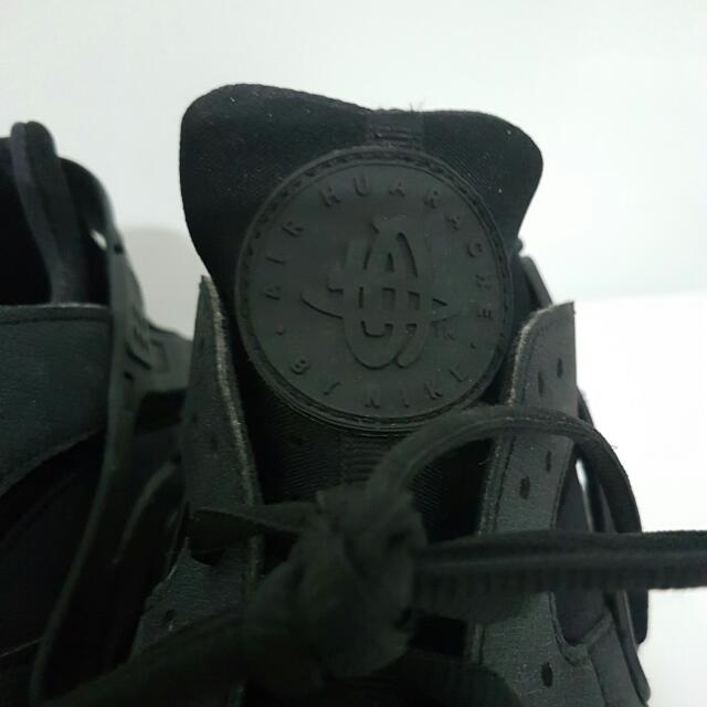 Solid black huaraches top