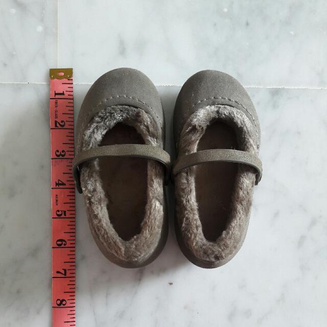 tan crocs with fur