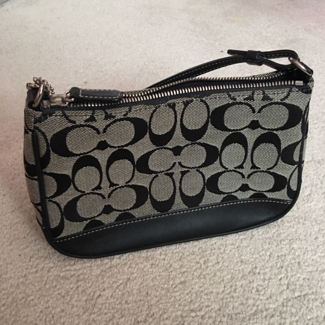 Coach Purse (Category: Bags & Wallets) located in North York. Submitted by missjeannec (Listing ID 84685722, Image 2). Description: .