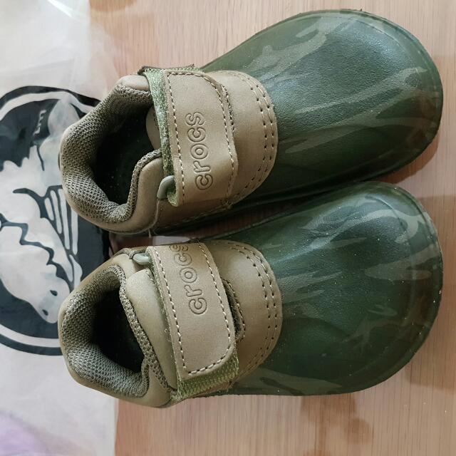 dark green crocs