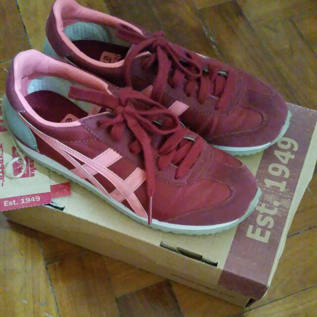 Final Reduction !! Preloved Onitsuka Tiger Sneakers (Category: Babies & Kids Fashion) located in Singapore. Submitted by jeskoh (Listing ID 84861733, Image 1). Description: 100% Authentic! Further Reduction!! Preloved Onitsuka Tiger sneakers Rare burgundy/pink sneakers Bought at $119, now clearing at $30 only! Condition : 8.5/10 looks new and very clean. Size: Euro 30, US K12, 18.5 cm Not for fussy Cash n carry Price is nett..