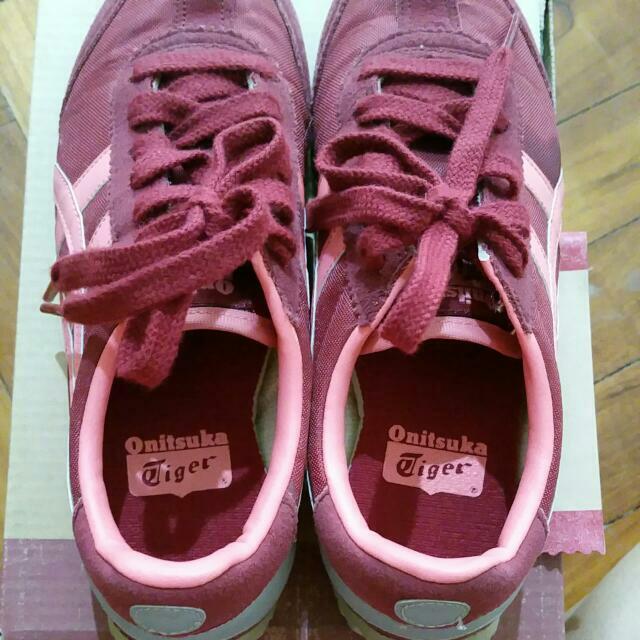 Final Reduction !! Preloved Onitsuka Tiger Sneakers (Category: Babies & Kids Fashion) located in Singapore. Submitted by jeskoh (Listing ID 84861733, Image 2). Description: 100% Authentic! Further Reduction!! Preloved Onitsuka Tiger sneakers Rare burgundy/pink sneakers Bought at $119, now clearing at $30 only! Condition : 8.5/10 looks new and very clean. Size: Euro 30, US K12, 18.5 cm Not for fussy Cash n carry Price is nett..
