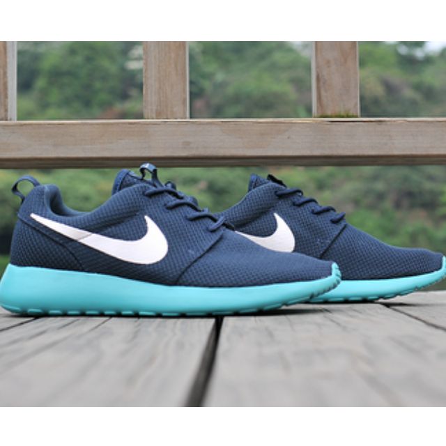 nike shoes with blue sole