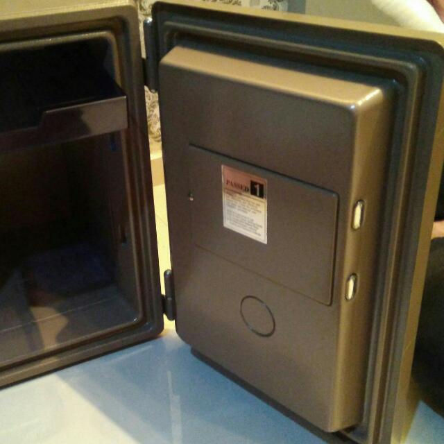 Safe Box (Bumil Safe SAVCO International), Everything Else on Carousell
