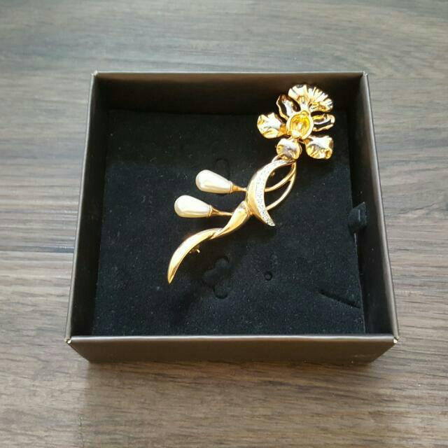 Risis brooch discount