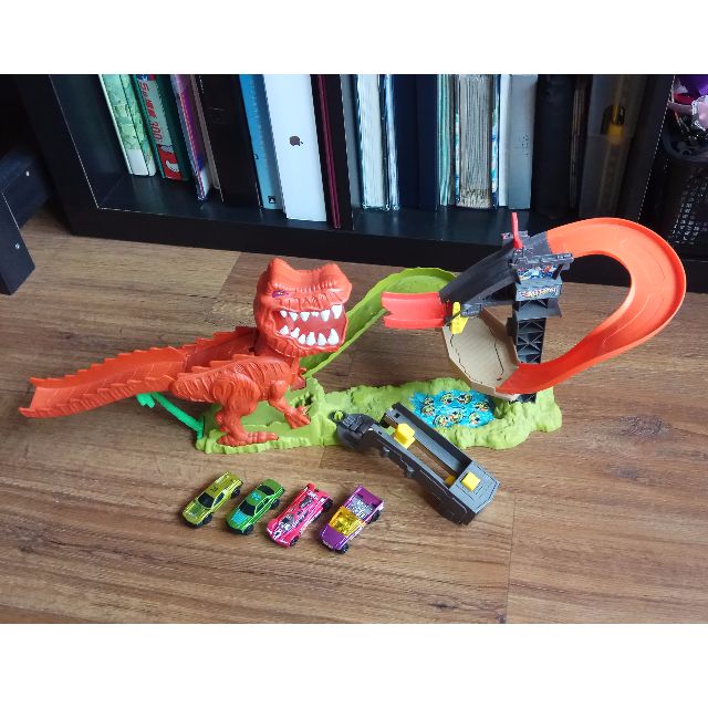 Hot Wheels T-REX Takedown Trackset Toy Review 18 Cars Juguetes