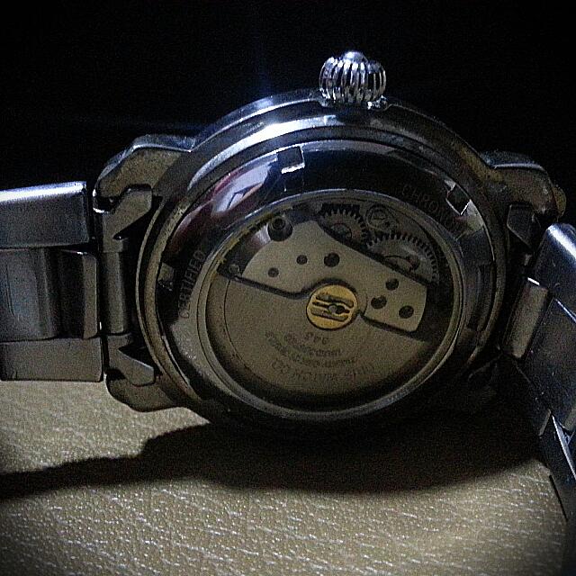 Oris Automatic (Category: Men's Watches) located in Singapore. Submitted by exco67 (Listing ID 85422110, Image 2). Description: Condition of the watch is superb with 21 jewels. And is keeping good time. The watch just came back from servicing on 13/01/17. Case measurement : 43mm WIDE WITH CROWN (39mm WITHOUT CROWN) 44mm LUG TO LUG, 13mm THICK. BRACELET CLASP IS ENGRAVED "ORIS". PICTURES ARE TO SHOW A MORE DETAILED LISTING. No box and paper. Thank