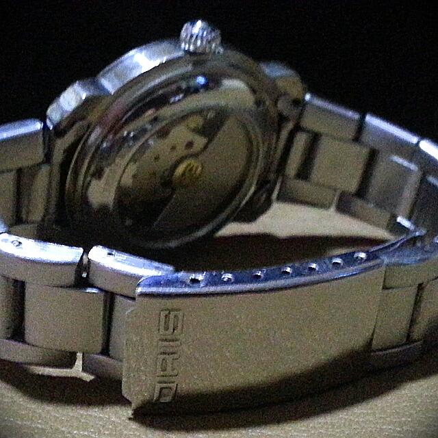 Oris Automatic (Category: Men's Watches) located in Singapore. Submitted by exco67 (Listing ID 85422110, Image 3). Description: Condition of the watch is superb with 21 jewels. And is keeping good time. The watch just came back from servicing on 13/01/17. Case measurement : 43mm WIDE WITH CROWN (39mm WITHOUT CROWN) 44mm LUG TO LUG, 13mm THICK. BRACELET CLASP IS ENGRAVED "ORIS". PICTURES ARE TO SHOW A MORE DETAILED LISTING. No box and paper. Thank