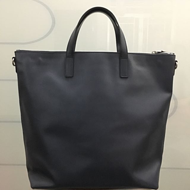 Prada （分類：手袋及銀包）位於 Hong Kong。 由 siu_sun 提交（商品編號 85641081，圖片 2）。簡介： 。