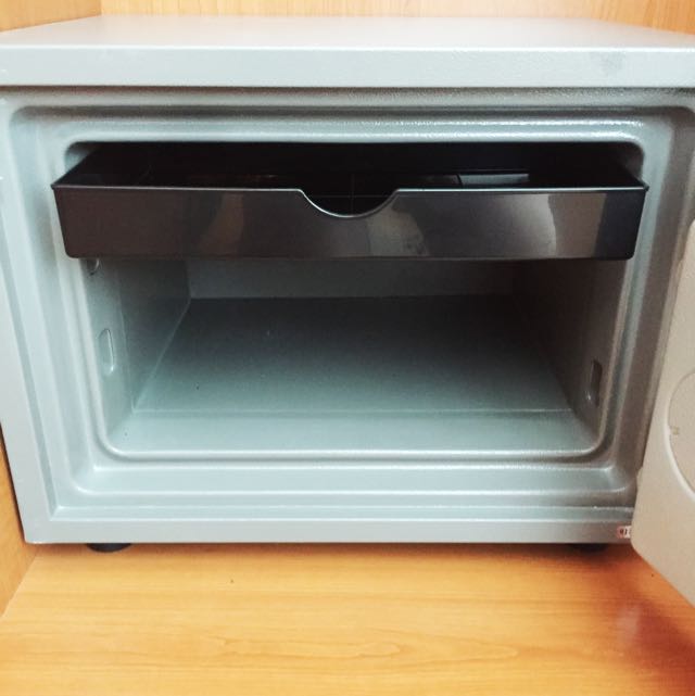 Safe (Category: Other Home Furniture) located in Singapore. Submitted by imshanster (Listing ID 86019022, Image 3). Description: .