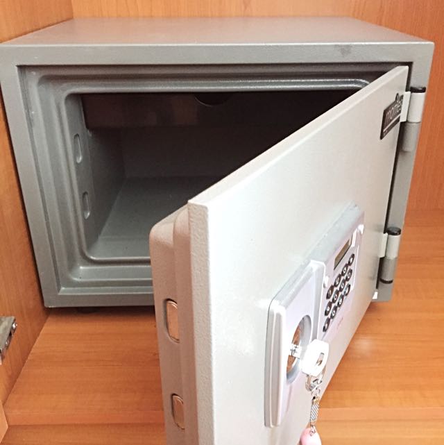 Safe (Category: Other Home Furniture) located in Singapore. Submitted by imshanster (Listing ID 86019022, Image 2). Description: .