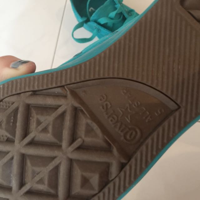 Converse (Category: Sneakers) located in Singapore. Submitted by ohchicflick (Listing ID 86383374, Image 3). Description: .