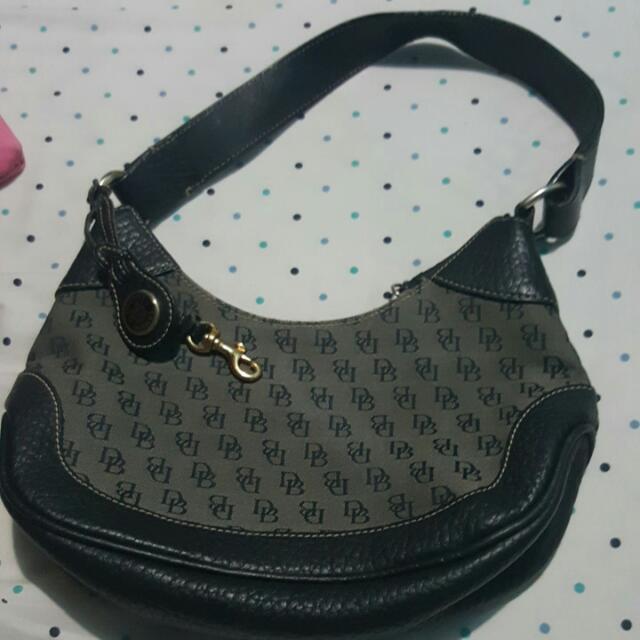 authentic dooney and bourke bag (Category: Luxury Bags & Wallets) located in Manila. Submitted by ynacaps (Listing ID 86589080, Image 1). Description: .