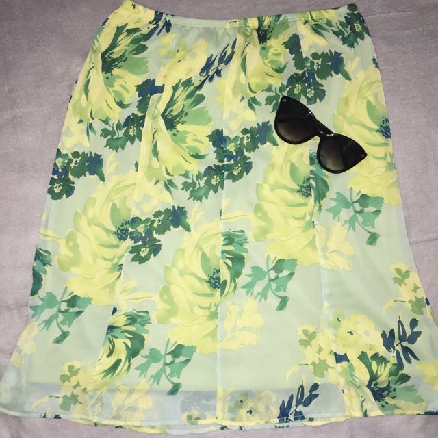 Floral Skirt (Category: Skirts) located in Pasig City. Submitted by katreenn (Listing ID 86573342, Image 1). Description: .