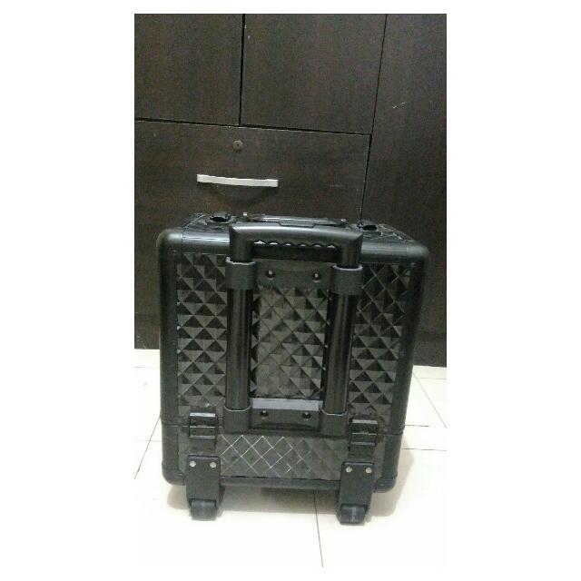 [REPRICED] GladKing Professional Black Makeup Box Trolly (Category: Makeup) located in Quezon City. Submitted by lovereloved (Listing ID 86581098, Image 2). Description: Color: Black Size: 36x23x38.5 cm .