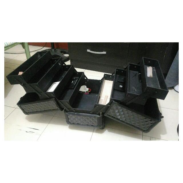 [REPRICED] GladKing Professional Black Makeup Box Trolly (Category: Makeup) located in Quezon City. Submitted by lovereloved (Listing ID 86581098, Image 3). Description: Color: Black Size: 36x23x38.5 cm .