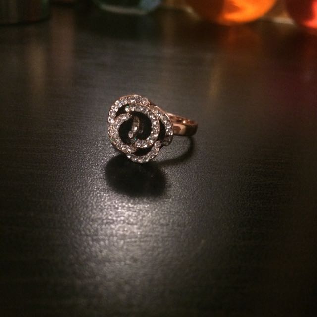 Statement Rose Ring (Category: Jewelry) located in Markham. Submitted by shopbysf (Listing ID 86520986, Image 1). Description: .