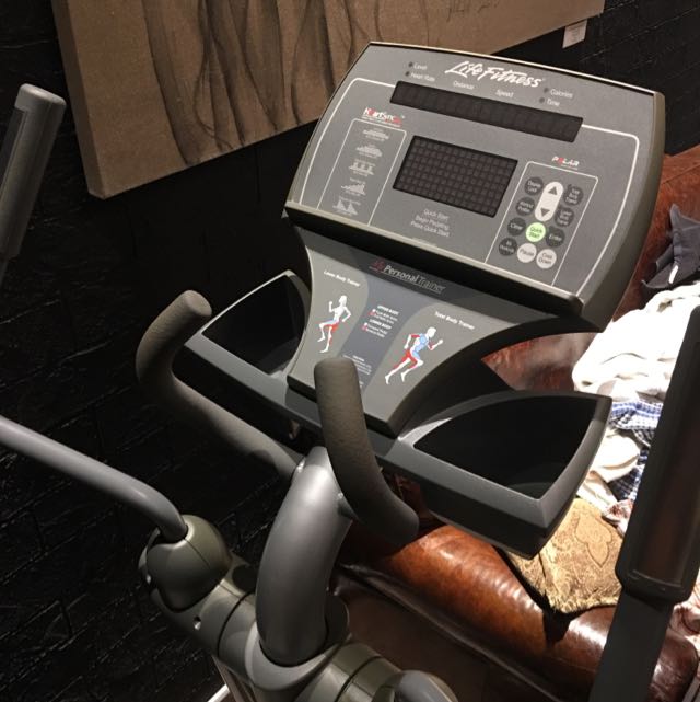 Life Fitness CSX Club Series Elliptical CrossTrainer, Sports Equipment