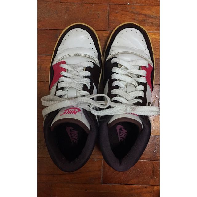 Black nike shoes outlet with pink tick