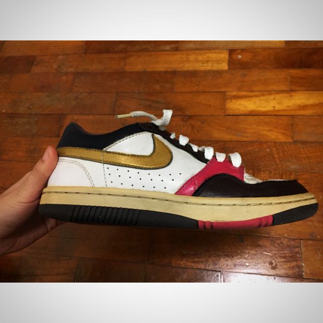 White nike shoes hot sale with pink tick