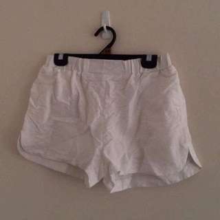 white transit shorts💛