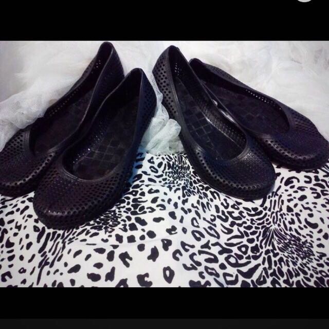 Sepatu Karet Hitam Uk 40 Olshop Fashion Olshop Wanita Di Carousell