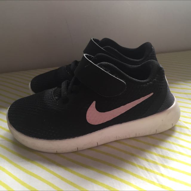 girls black nikes