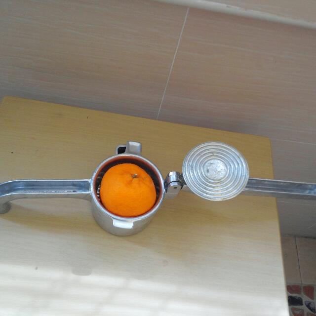 Orange Squeezer (Category: Hand & Stand Mixers) located in Singapore. Submitted by karrosell786 (Listing ID 87718331, Image 2). Description: .