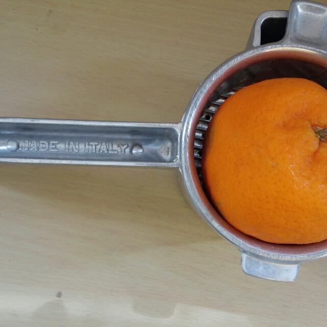 Orange Squeezer (Category: Hand & Stand Mixers) located in Singapore. Submitted by karrosell786 (Listing ID 87718331, Image 1). Description: .