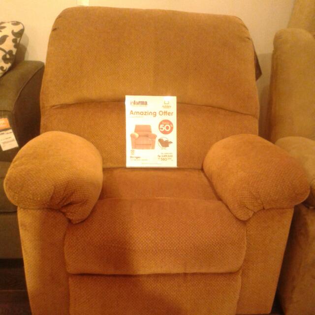 Sofa Ashley Recliner, Serba Serbi di Carousell